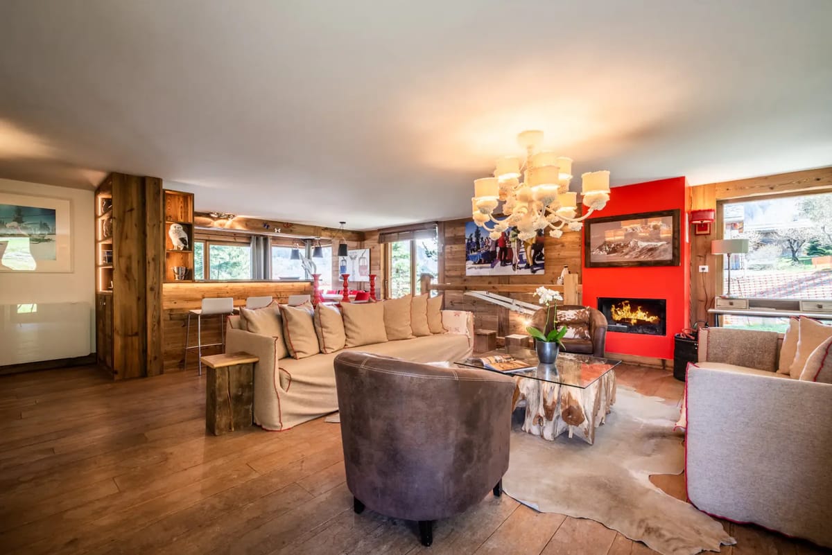 Amplio salón del apartamento de lujo Moabi con acceso de entrada y salida con esquís en Courchevel Le Praz