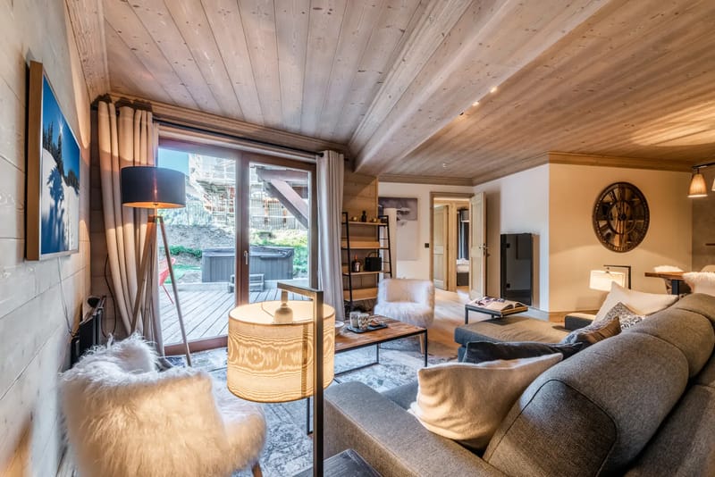 Amplio salón de estilo alpino con vistas al exterior
