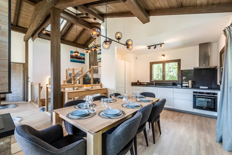 Bonito comedor y cocina de planta abierta, chalet familiar Jatoba, Chamonix