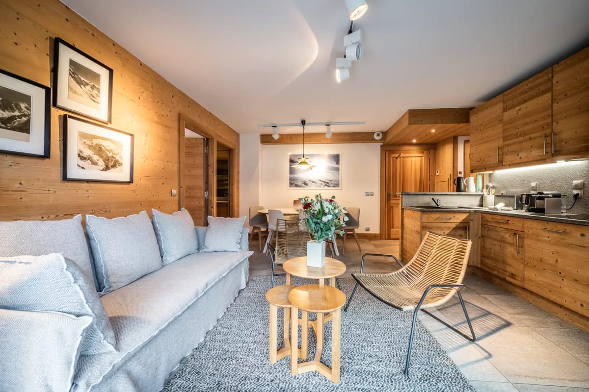 Acogedor salón de estilo alpino con vistas a las montañas