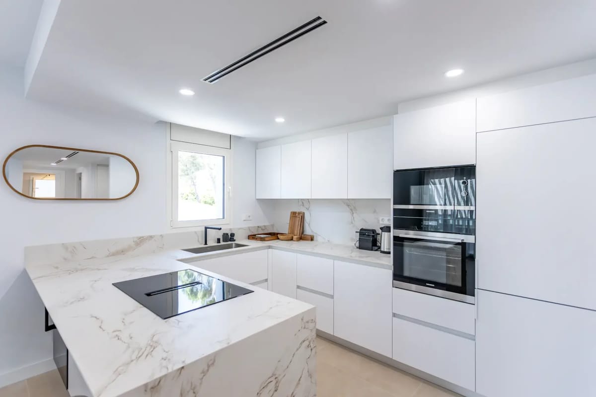 Cocina y zona de comedor modernas de planta abierta.