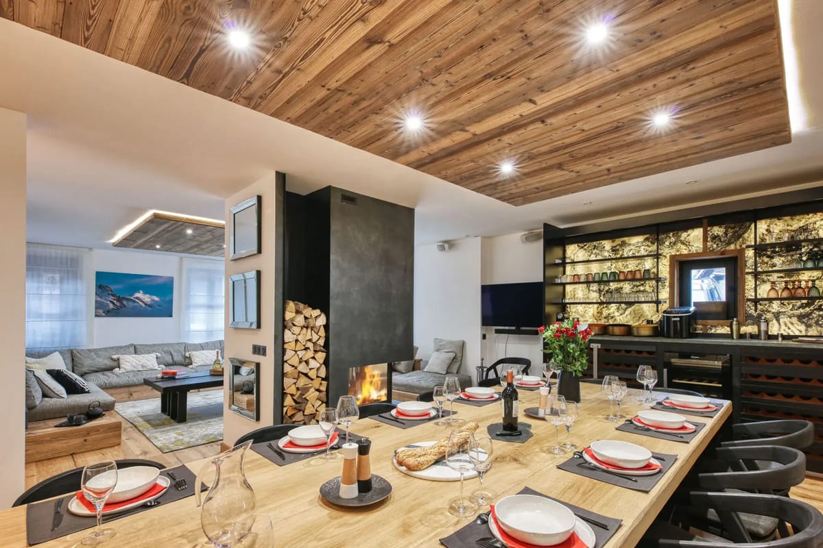 Un comedor de Chalet Miho con techo de madera y chimenea.