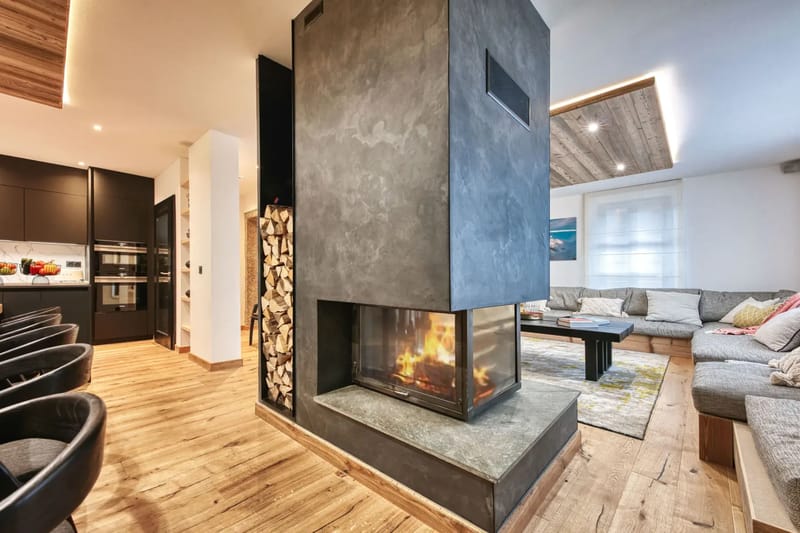 Un salón de Chalet Miho con una chimenea de leña.