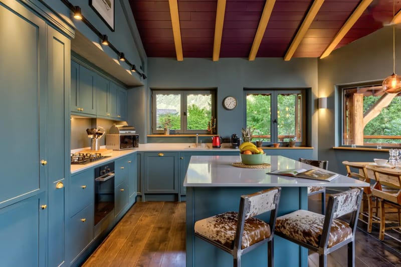 Cocina y comedor en Chalet Peipus