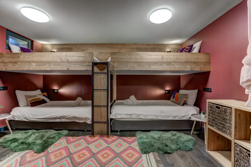 Dormitorio compartido con baño privado en Chalet Peipus