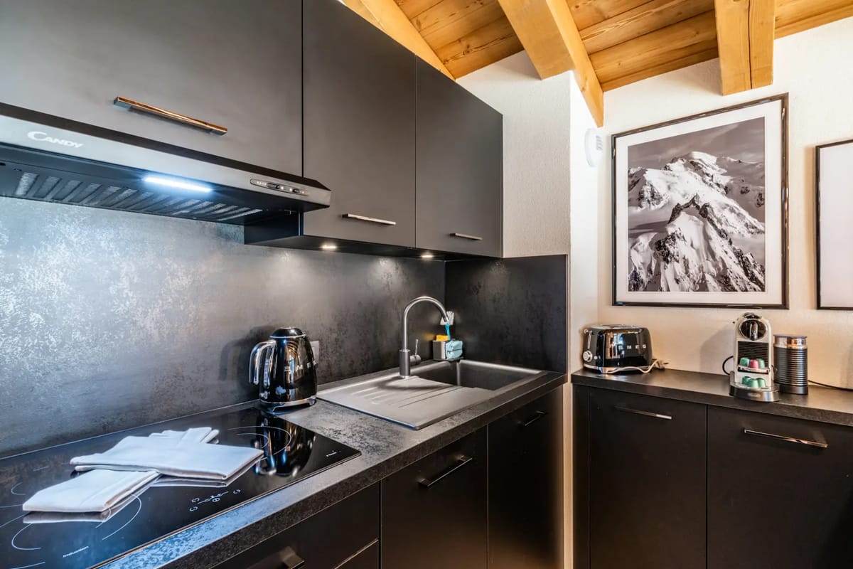 Modern dining room at Sapelli apartment Chamonix