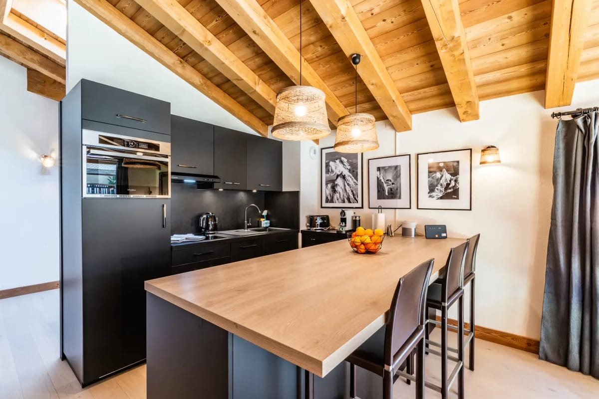 Fully-equipped modern kitchen at Sapelli accommodation in Chamonix