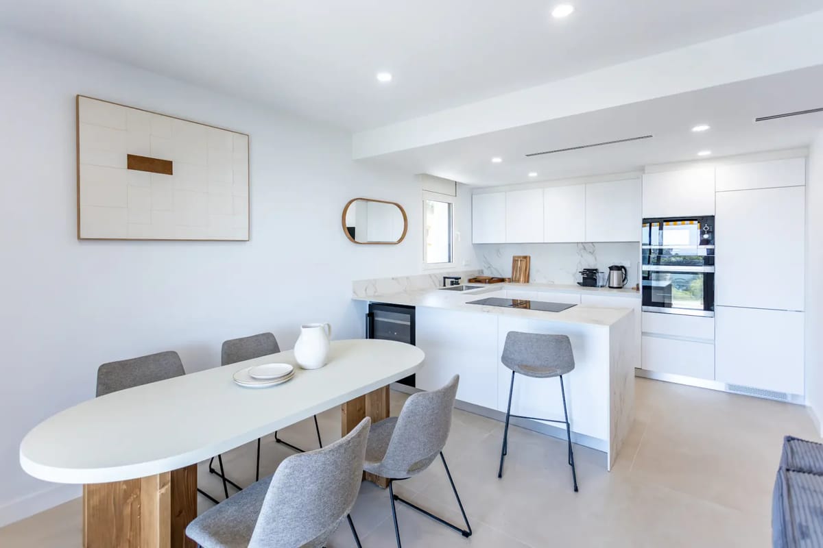 Cocina y comedor modernos de planta abierta.