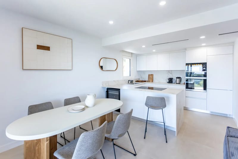 Modern open-plan kitchen and dining area.