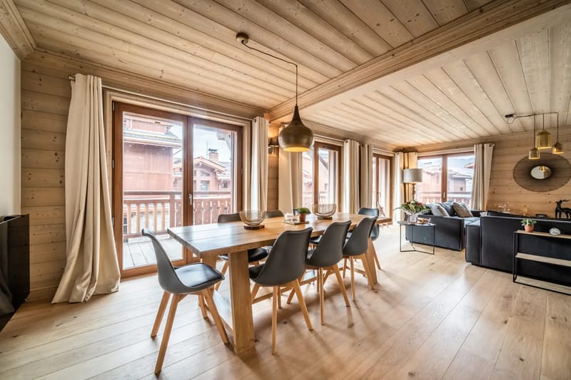 Bonito comedor de planta abierta del apartamento de esquí Cervino en Courchevel Moriond