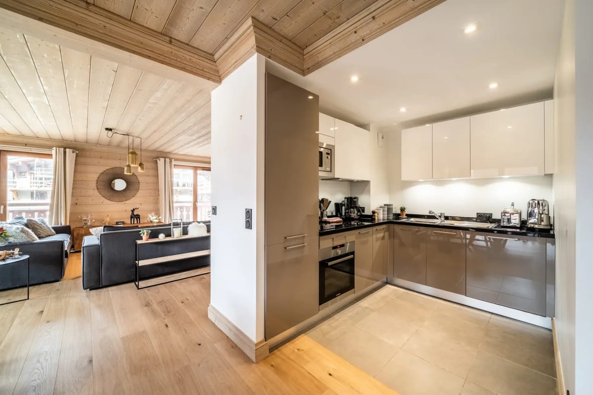Cocina de diseño contemporáneo del apartamento de esquí Cervino en Courchevel Moriond