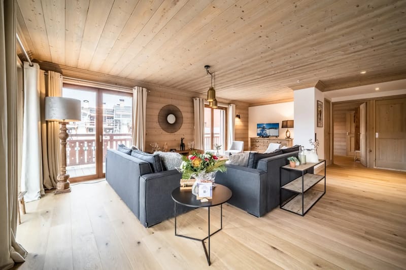 Amplio salón de estilo alpino del apartamento familiar Cervino en Courchevel Moriond