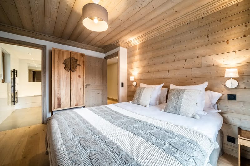 Lujoso dormitorio doble con baño privado del apartamento de esquí Cervino en Courchevel Moriond