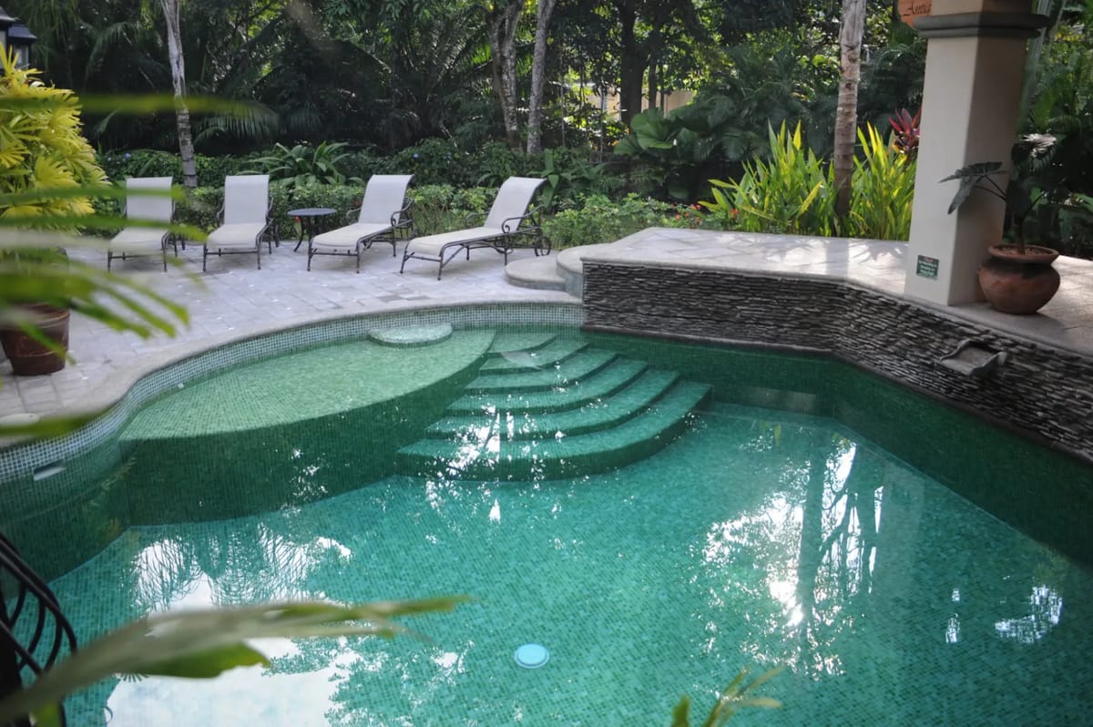 Un refugio tranquilo en su jardín tropical privado