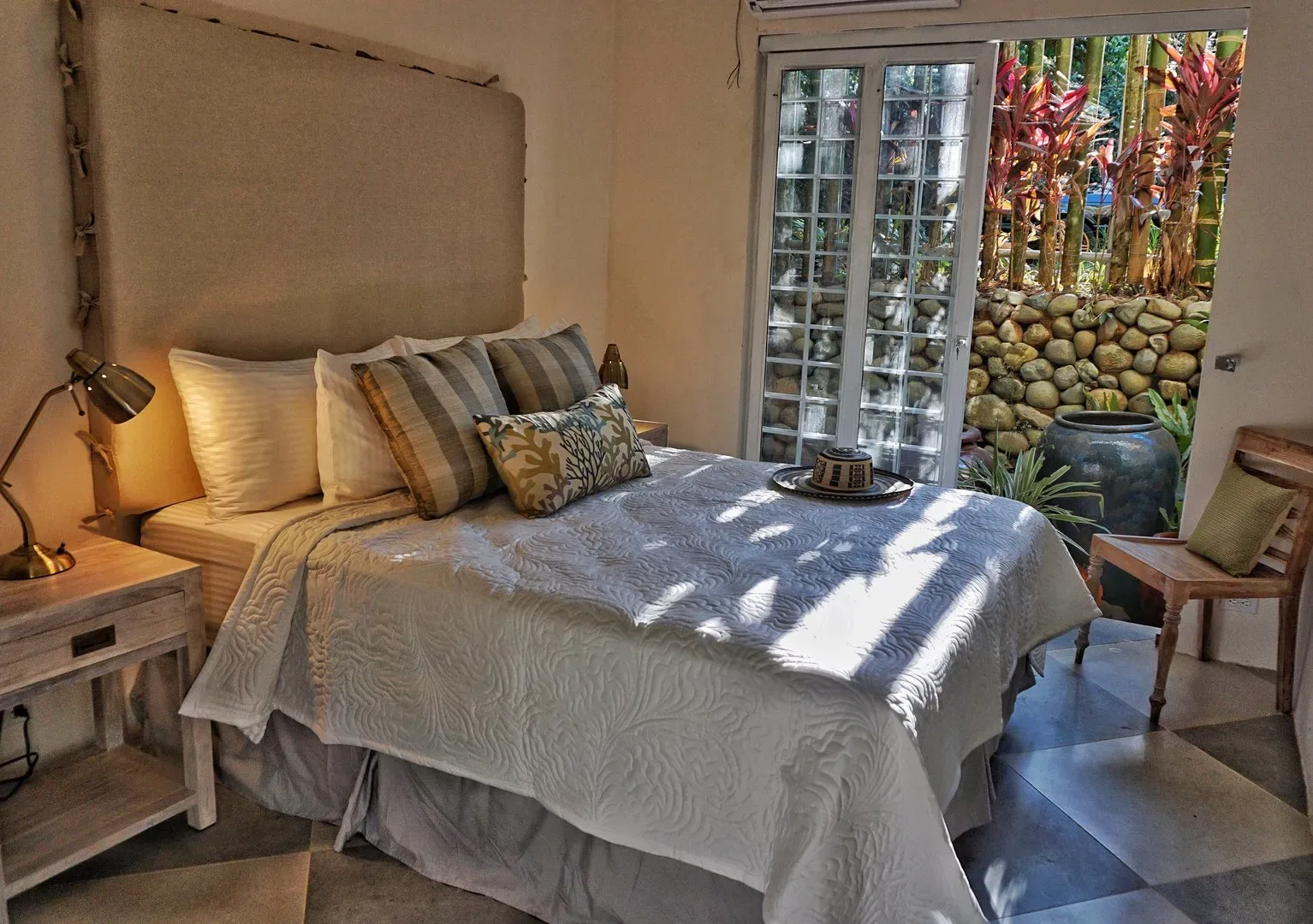 beautiful-queen-size-bed
