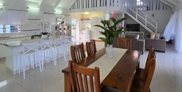 Sala de estar de planta abierta en Kayne’s House, Titikaveka, Rarotonga