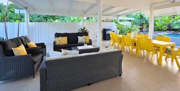 Exterior de Kayne’s House, Titikaveka, Rarotonga, con jardines tropicales