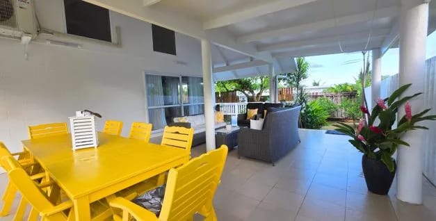 Terraza exterior y zona de asientos en Kayne’s House, Titikaveka, Rarotonga