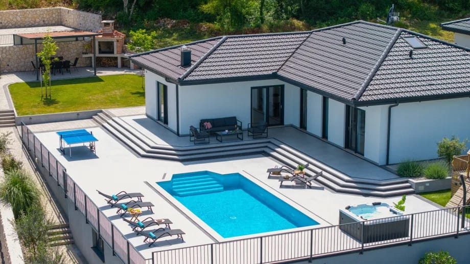 Villa Dalmatia con sauna, bañera de hidromasaje, piscina climatizada, tres dormitorios con baño privado, parque infantil, mesa de ping-pong y PlayStation 5