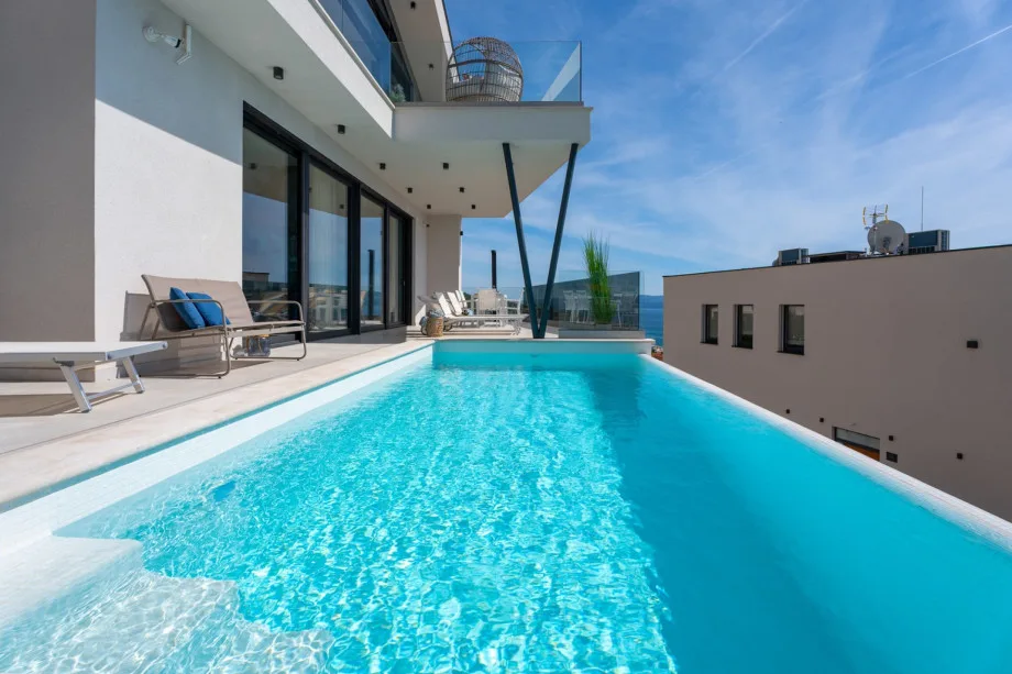 Piscina privada climatizada de 7 x 3 metros con un sistema de electrólisis