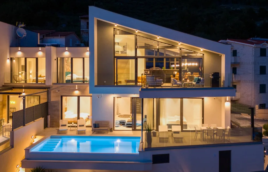Villa Flower con 3 dormitorios con baño privado, piscina climatizada y vistas al mar