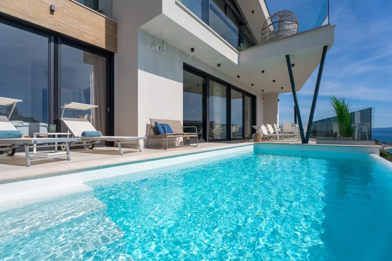Piscina privada climatizada, 3 dormitorios, 2 salas de estar y un gimnasio