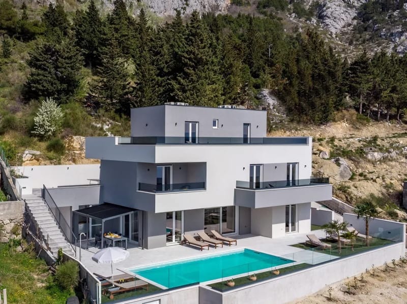 La zona exterior incluye una amplia terraza para tomar el sol con palmeras