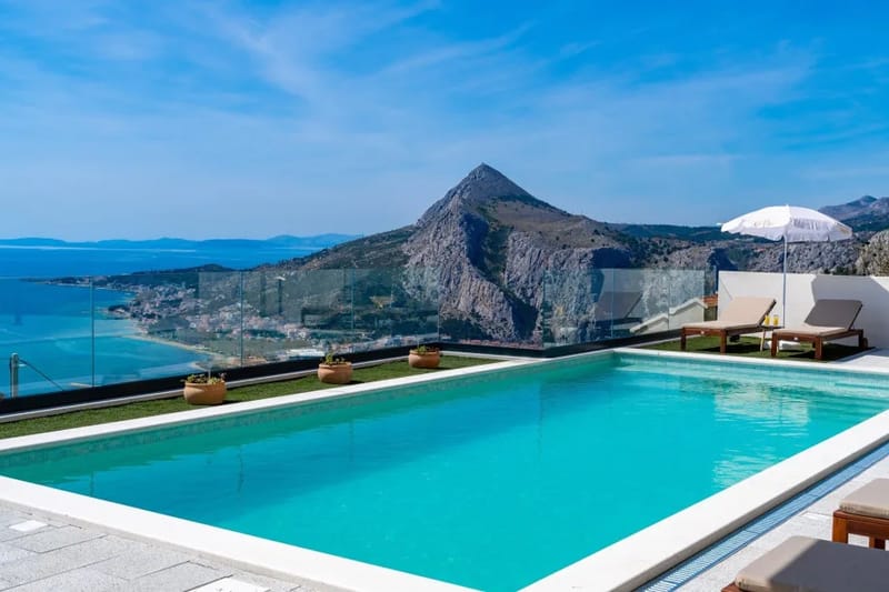 Villa BAMM con piscina climatizada de 36 m², 5 dormitorios con baño privado y vistas panorámicas al mar