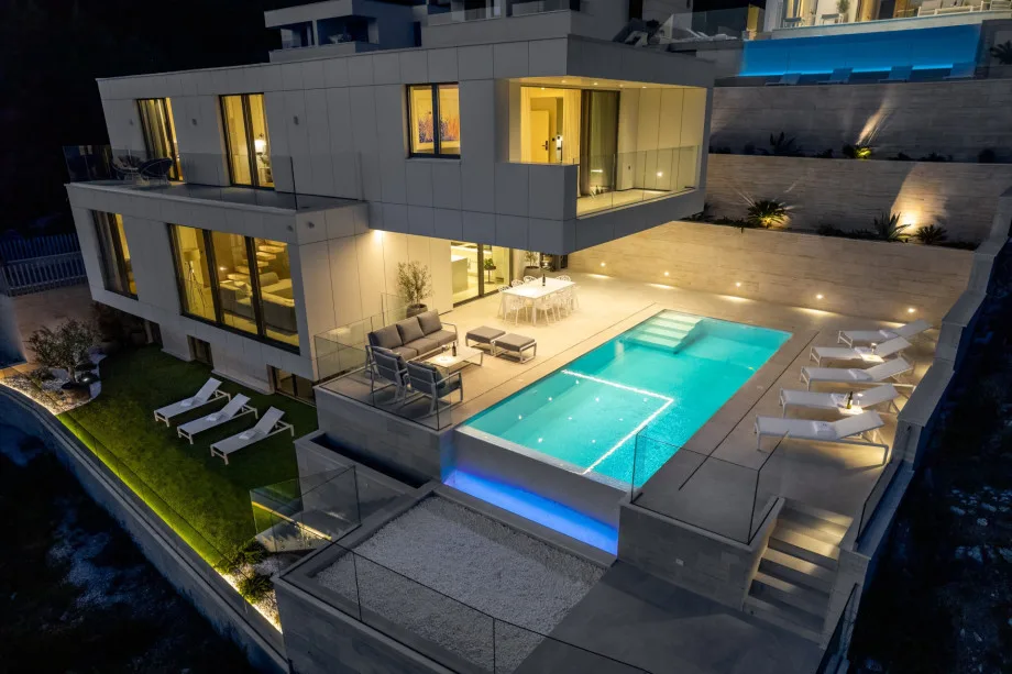 Villa con piscina privada climatizada, zona de bienestar, bañera de hidromasaje, gimnasio y sala de cine