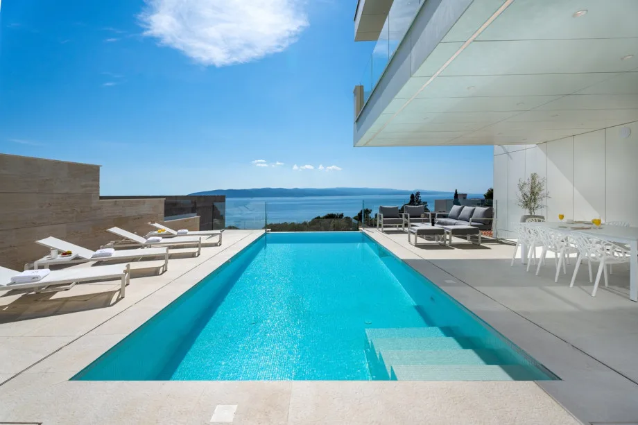 Piscina infinita privada climatizada con hidromasaje