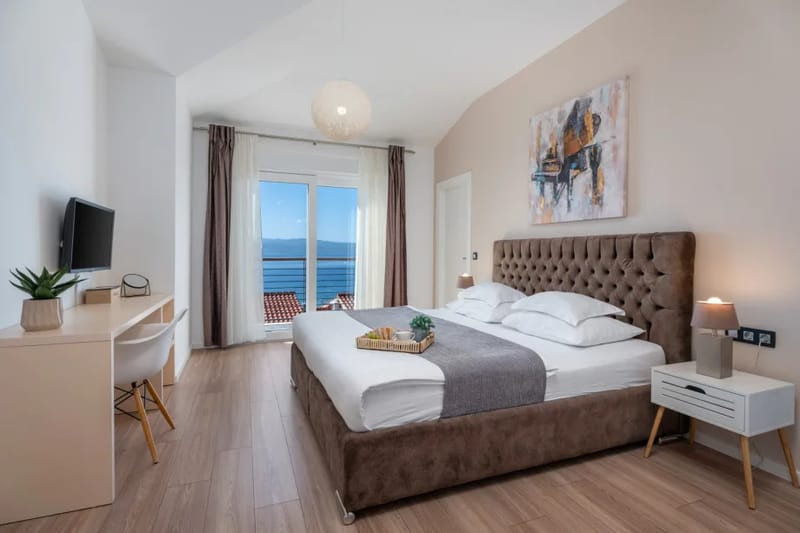 Dormitorio n.º 3 con una cama king size y baño privado con bañera