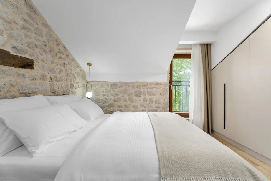El dormitorio n.º 1 tiene una cama de tamaño queen de 160 cm x 200 cm y baño privado integrado.