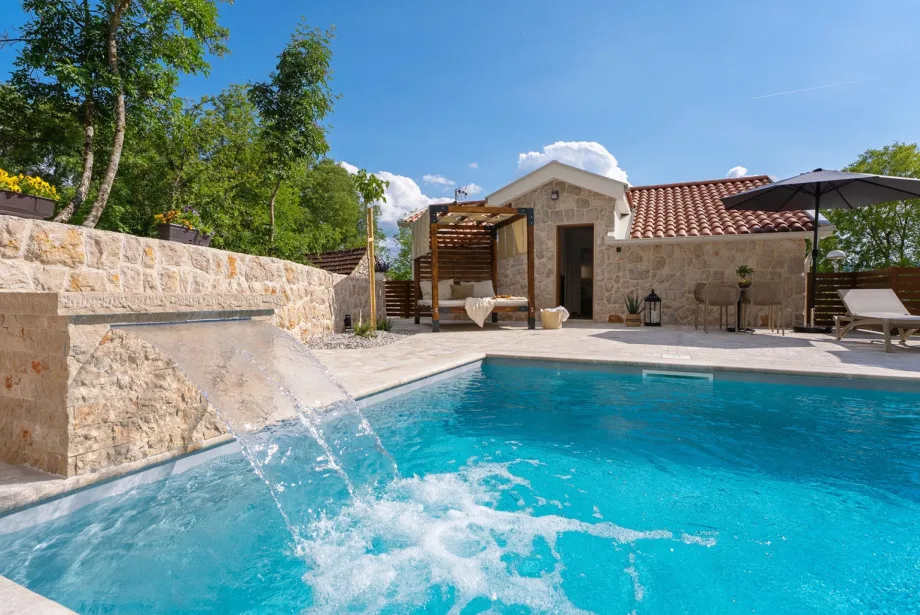 Disfrute de una piscina privada climatizada de 9.5 m x 4 m con un sistema de filtración por electrólisis.