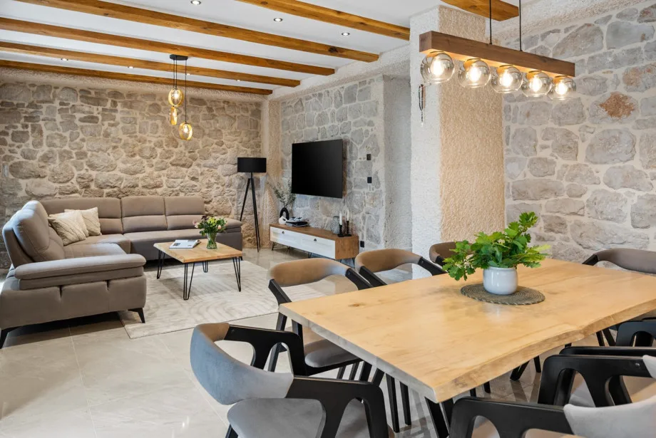 Sala de estar totalmente climatizada con una zona de comedor para 8 personas.