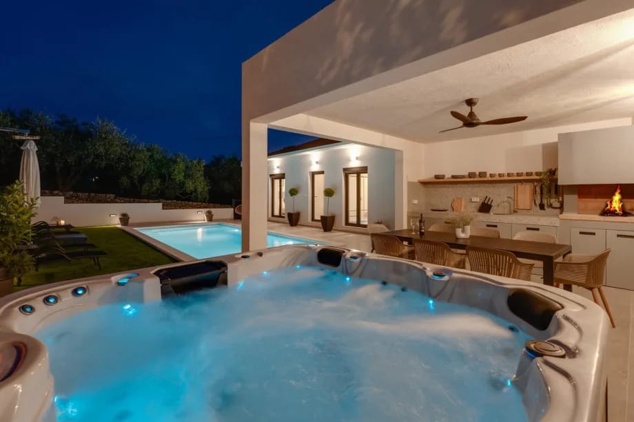 Apartment Villa Gironi with pool and jacuzzi