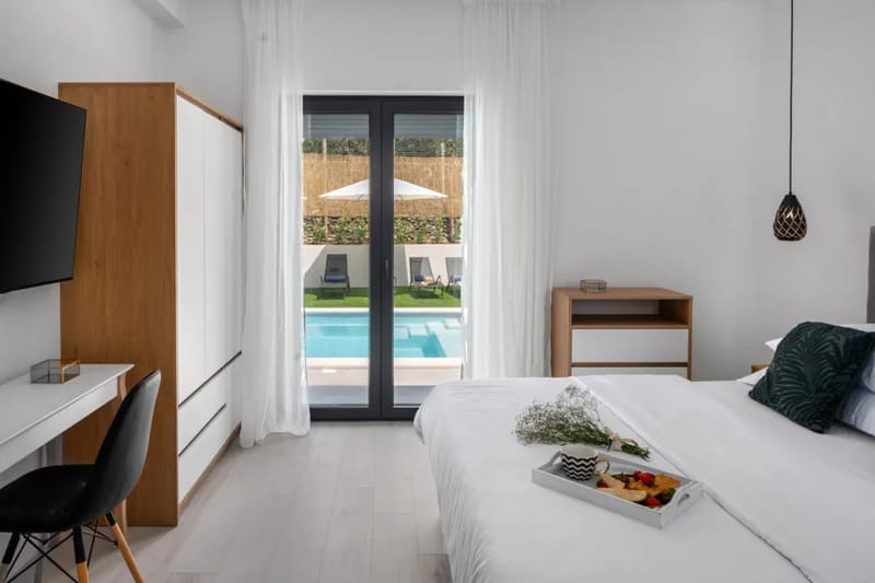 Dormitorio 1 con cama tamaño queen y baño privado integrado