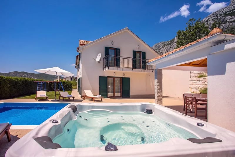 Villa Calma with heated pool, jacuzzi, Finnish sauna and 4 bedrooms