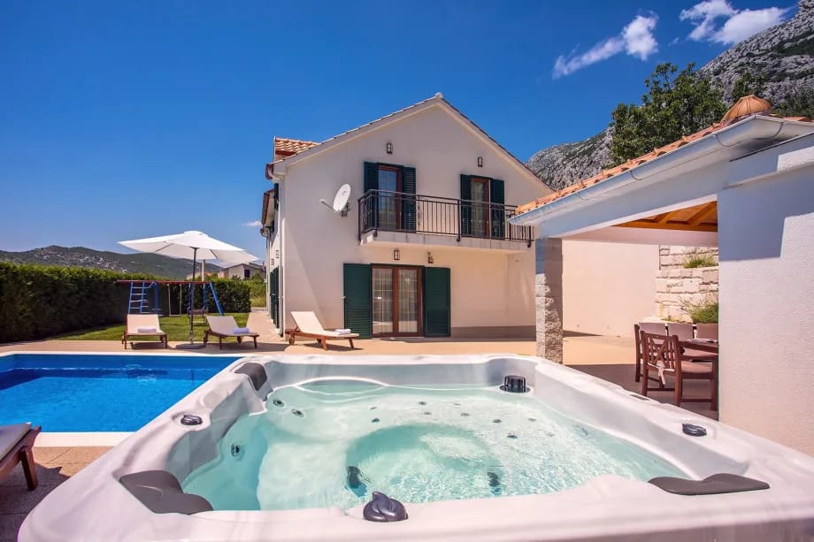 Villa Calma con piscina climatizada, jacuzzi, sauna finlandesa y 4 dormitorios