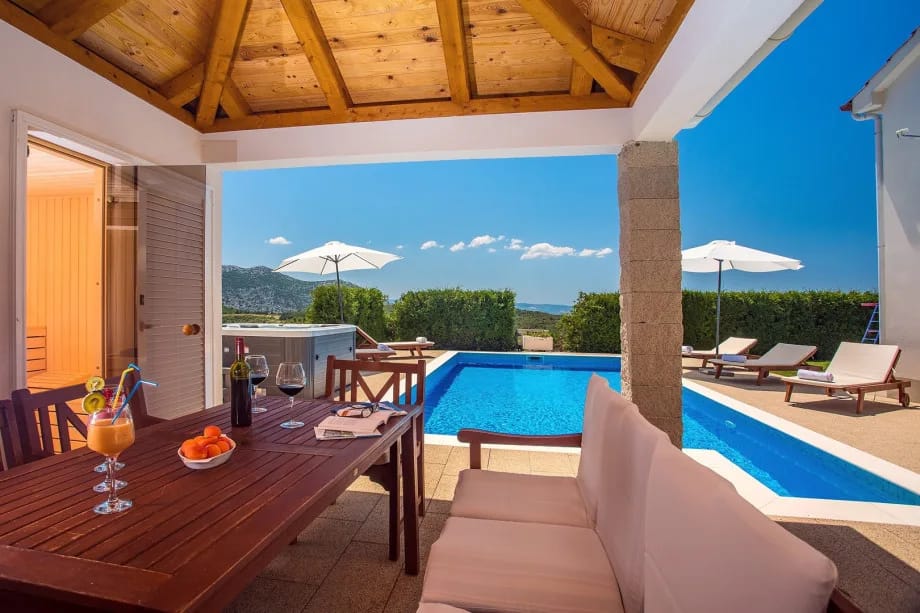 Zona de comedor al aire libre con barbacoa