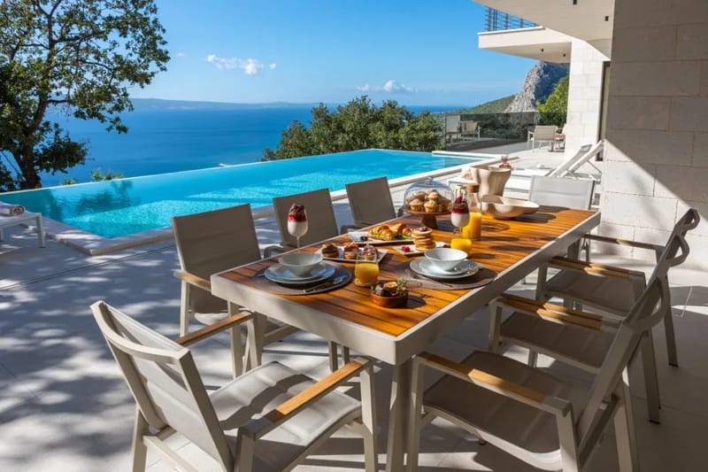 Villa La Mirada en una parcela privada de 751 m², a 2 km por encima de Omiš.