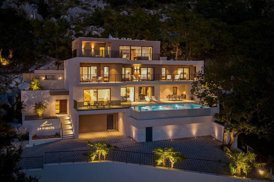 Villa con cuatro dormitorios con baño privado y piscina infinita.