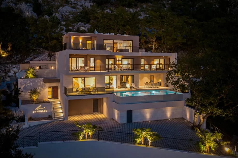 Villa with four en-suite bedrooms and an infinity pool.