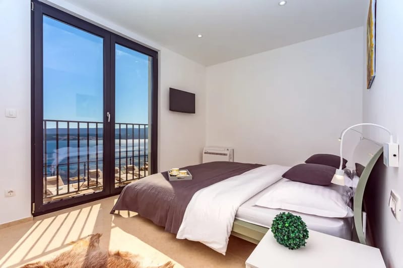 Dormitorio n.º 1 con cama king size de 180 × 200 cm y vistas despejadas al mar y a la piscina