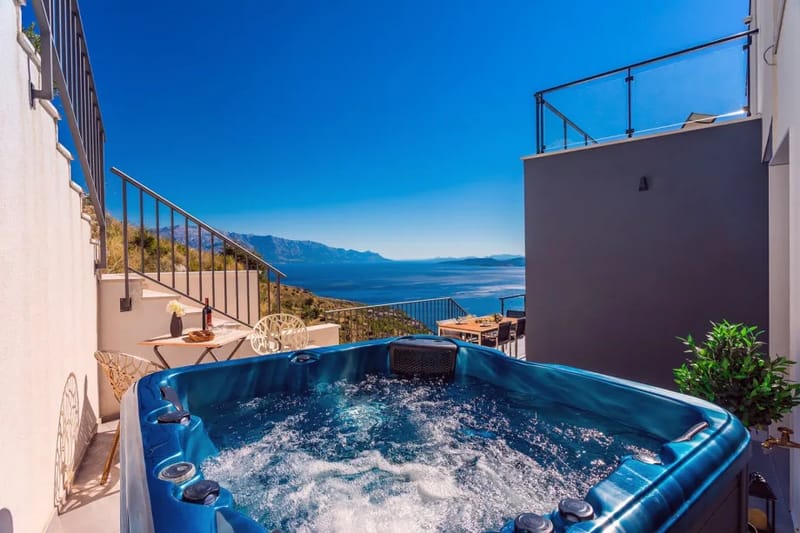 Bañera de hidromasaje climatizada con vistas al mar para una relajación total