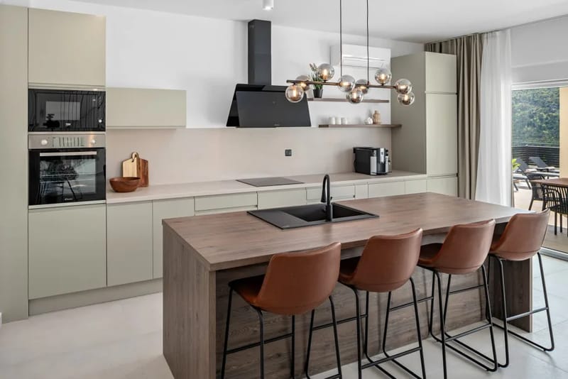 Cocina de planta abierta totalmente equipada
