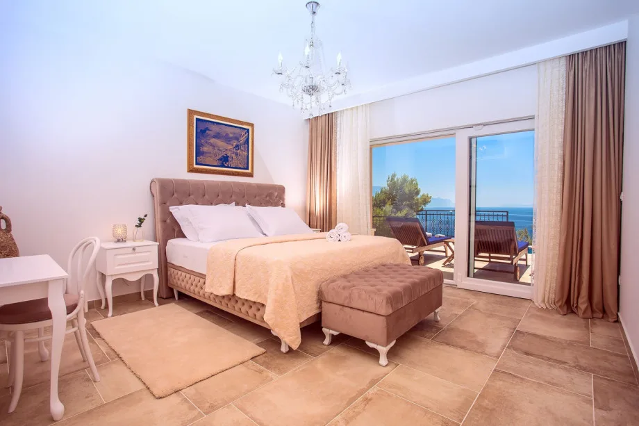 Dormitorio n.º 1 con cama king size de 180 x 200 cm, TV y aire acondicionado