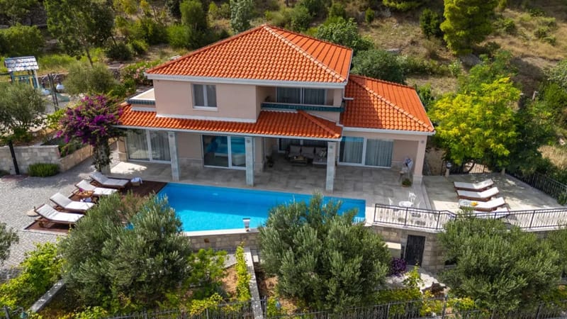 Villa Porto Mimice con piscina privada de 40 m² y 4 dormitorios con baño privado