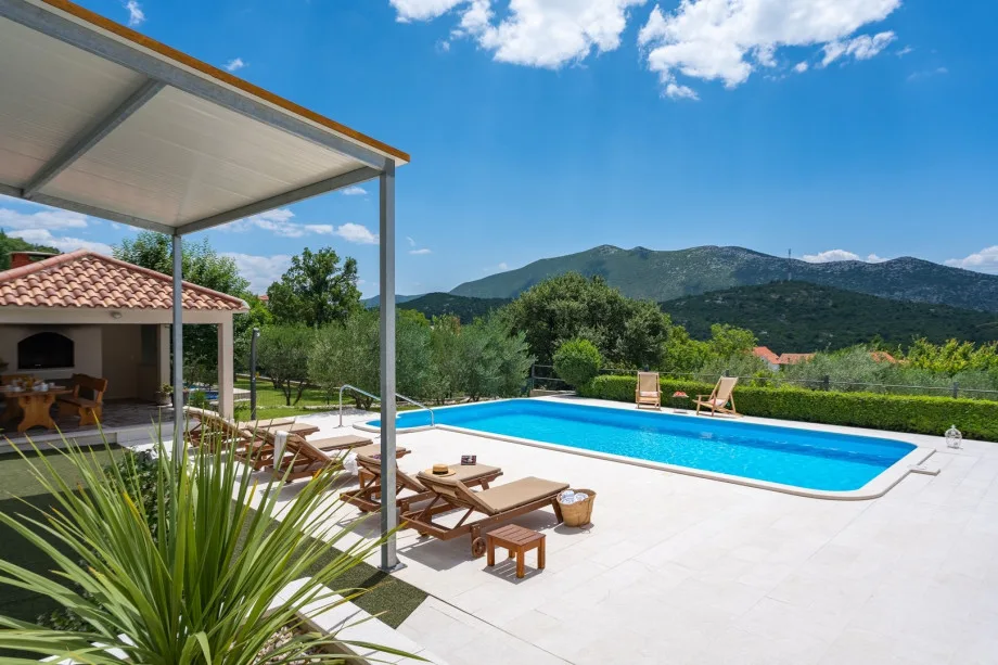 Private swimming pool and Jacuzzi with absolute privacy