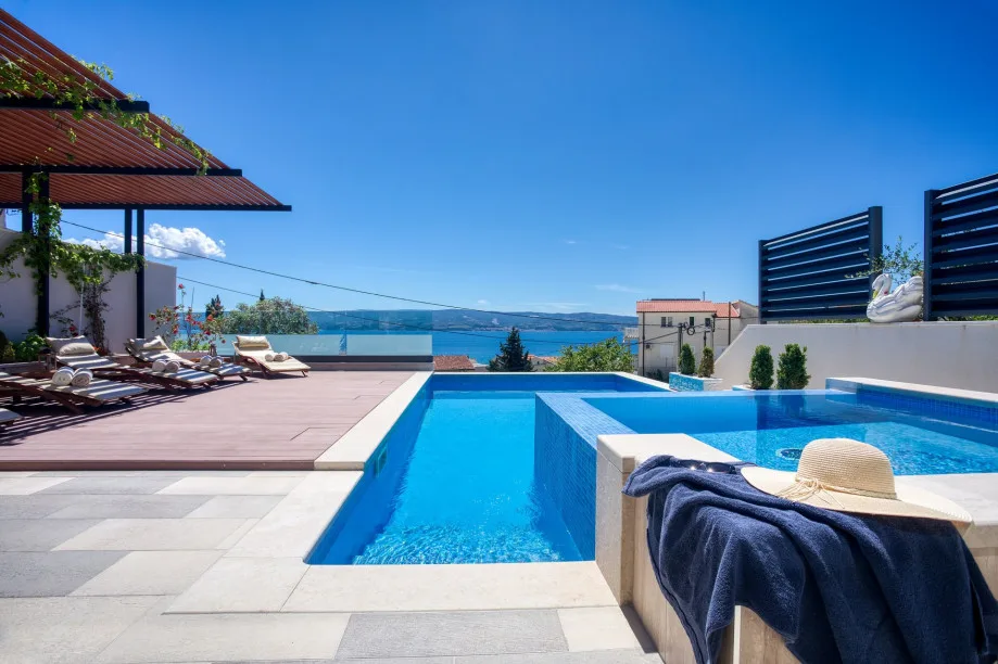Villa Paradise with pool, outdoor barbecue, billiards, and playroom