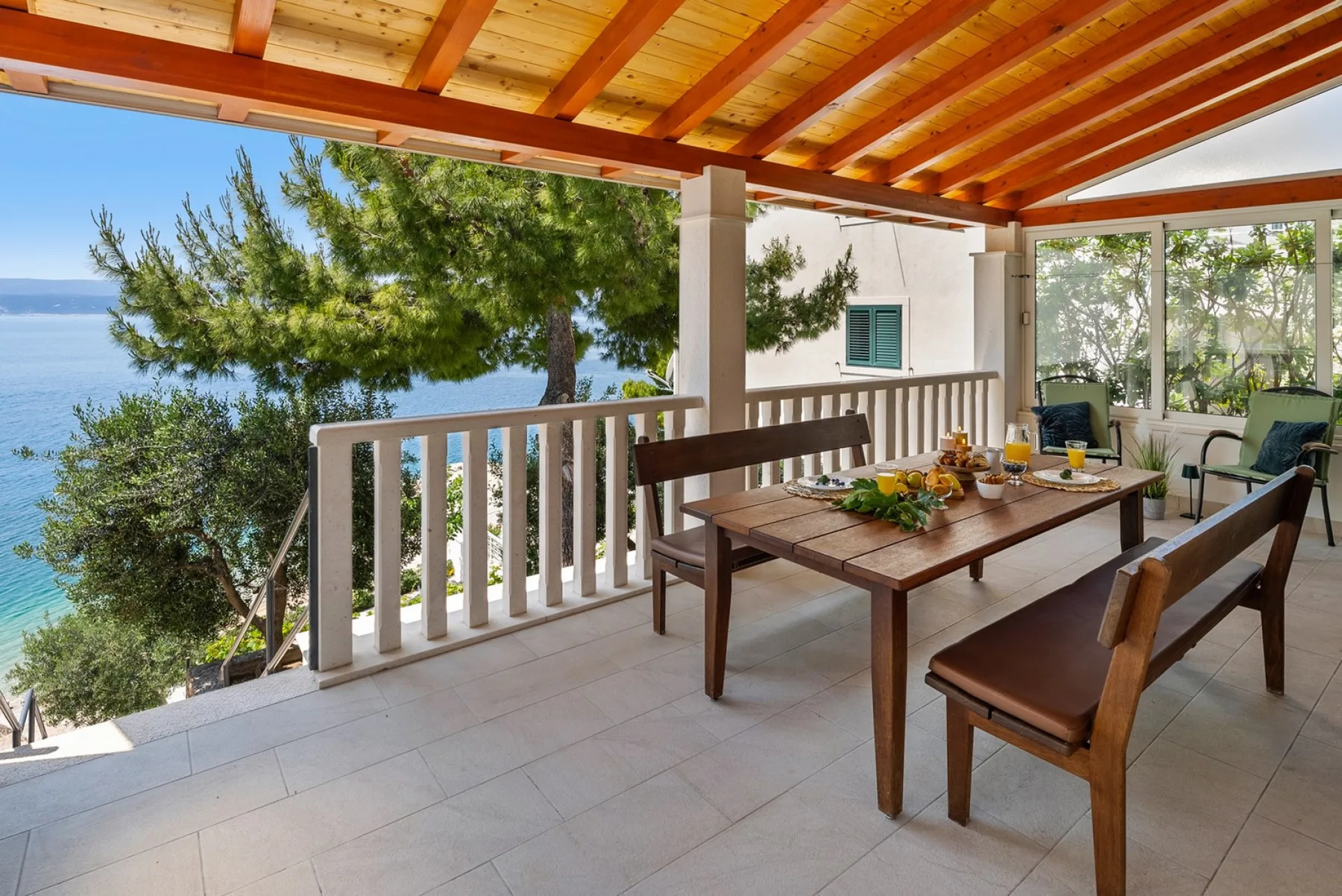 Terraza cubierta con comedor al aire libre